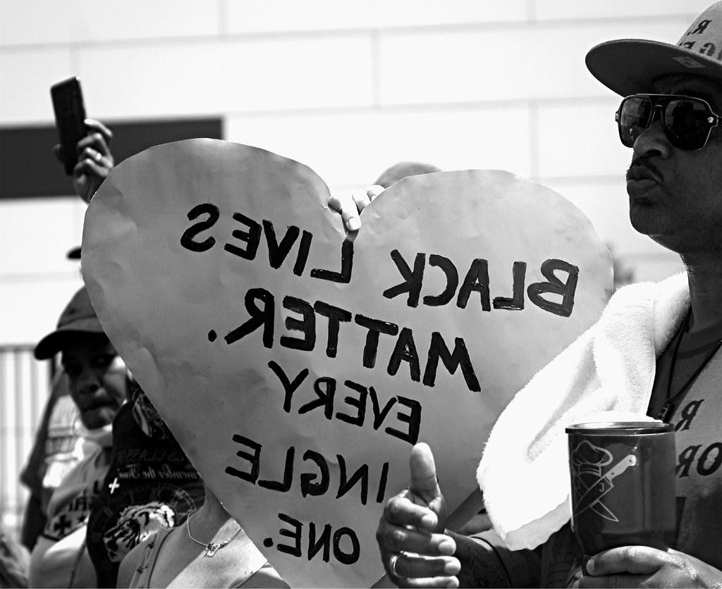 Heart shaped poster reading, Black lives matter. 每一个.
